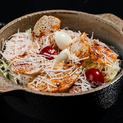 Цезарь с курицей в Moslounge & Bar по цене 570 ₽