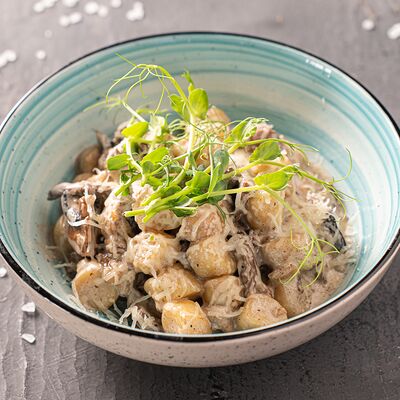 Ньокки с курицей и грибами в сливочном соусе в Гвозди по цене 530 ₽