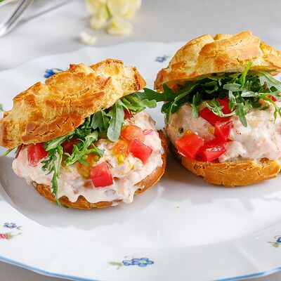 Гужеры с риетом из лосося и креветками в Кукумбер по цене 790