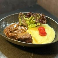 Томленая говяжья щечка с картофельным пюре в Лось Лосось