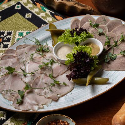 Закуска из двух видов мяса в Пхали по цене 1100 ₽