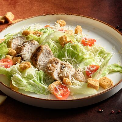 Салат Цезарь с курицей в BierBurg по цене 499 ₽