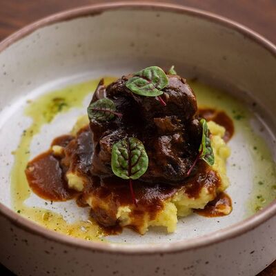 Говяжьи щечки с картофельным пюре 270гр в Polla Vina по цене 1050 ₽