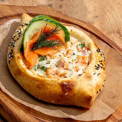 Хачапури с лососем чкмерули в Хочу Пури по цене 720 ₽