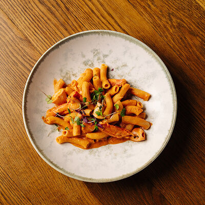 Ригатони с крабом и кальмарами в Dolce Far Niente по цене 2050 ₽