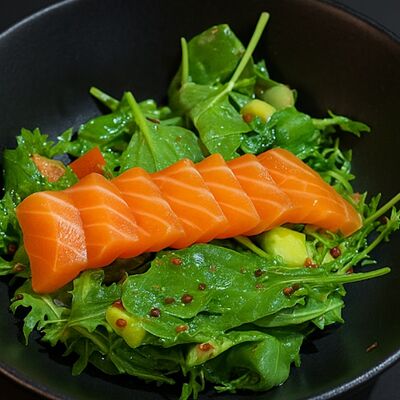 Салат с киноа и лососем в VinBurger по цене 760 ₽