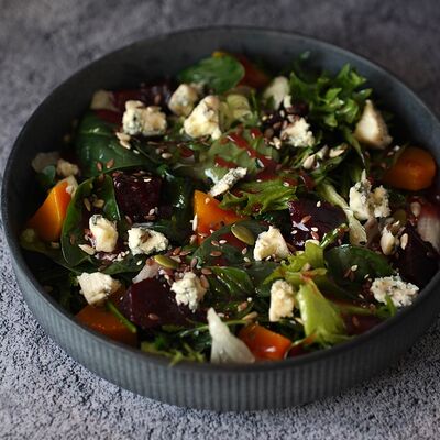 Салат с запеченными овощами и сыром горгонзола в Кофетоп по цене 660 ₽