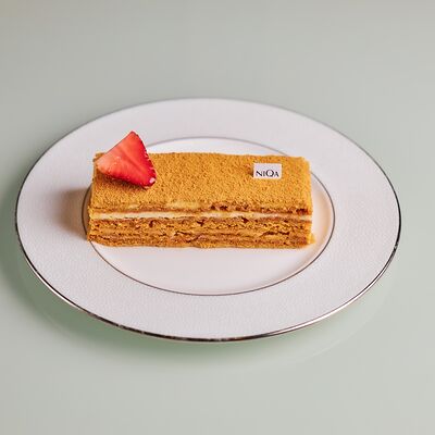 Торт медовый в NIQA Patisserie & Cafe по цене 590 ₽