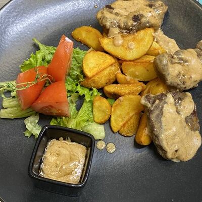 Медальоны из телятины с картофельным пюрев Oscar по цене 700 ₽