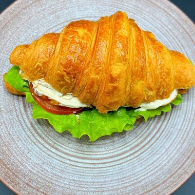 Круассан с курицей в соусе цезарь в Coffee Room по цене 450 ₽