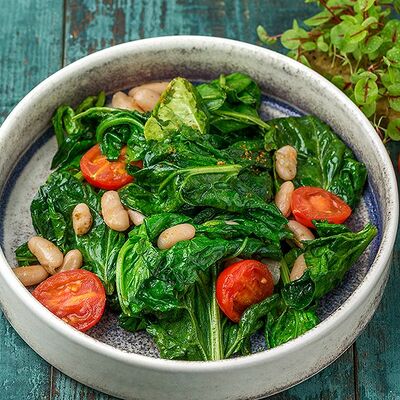 Припущенный шпинат с фасолью и томатами черри в ЛарисуВаннуХочу по цене 390