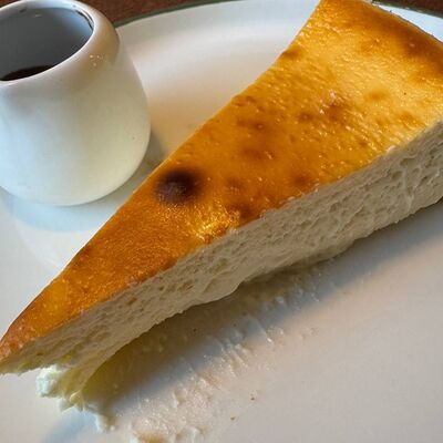 Чизкейк баскский с вареной сгущенкой в Маркс по цене 395 ₽