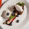 Творожный мусс с вареньем из черники, ореховой пастой и шоколадным бисквитом в Four по цене 520