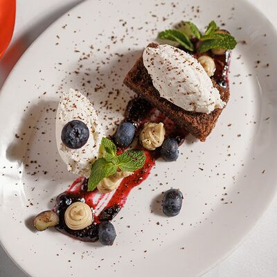 Творожный мусс с вареньем из черники, ореховой пастой и шоколадным бисквитом в Four по цене 520 ₽