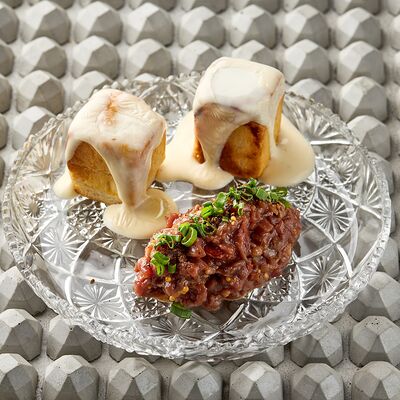Тартар из говядины с сырным соусом и хрустящей булочкой в KITCHEN по цене 790 ₽