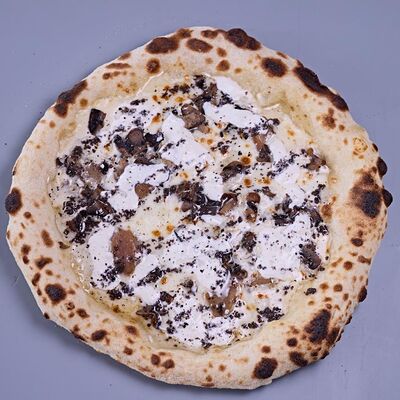 Пицца с грибами, страчателлой и трюфелем в Кафе Итальянцы по цене 920 ₽