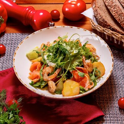 Салат с лососем слабой соли в Золотая прага по цене 910 ₽