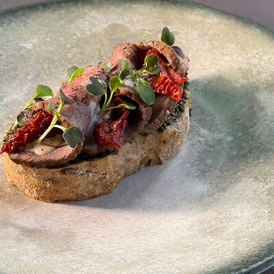 Кростини с ростбифом и песто в Три Б по цене 490 ₽