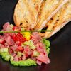Тартар из тунца с гуакамоле и свежей клубникойв Lure Oysterbar по цене 890