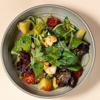 Зеленый салат с креветками и грушей в Мастер Ли