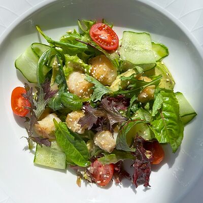 Салат с морским гребешком в Wine & Vine по цене 1630 ₽