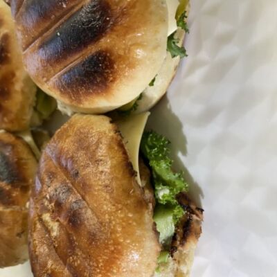 Бургер на мангале в Шашлычный дворик по цене 400 ₽