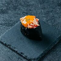 Гункан с камчатским крабом в Rolls Bar