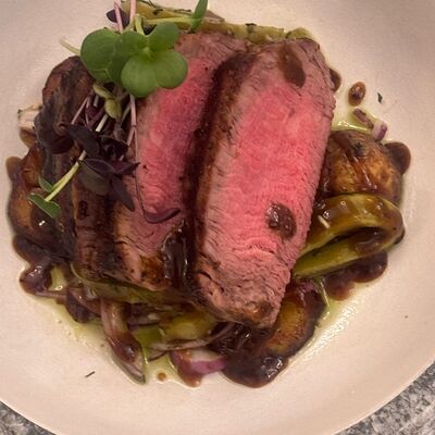 Говяжья вырезка с маринованным кактусом в Острова по цене 890 ₽