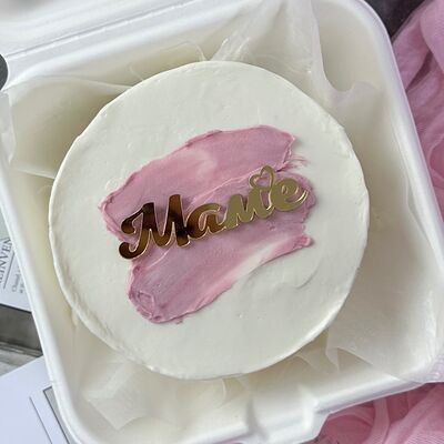 Бенто мини Маме с топпером и цветными мазками в Любовь есть по цене 1950 ₽