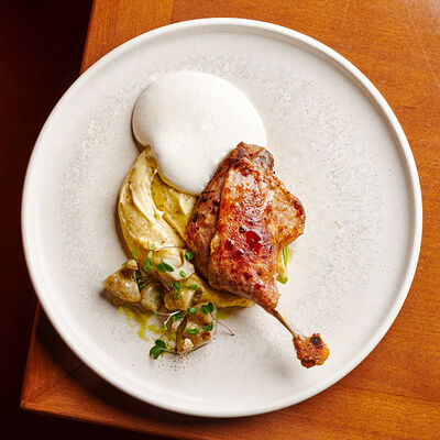 Утиная ножка с трюфельным картофельным кремом и тартаром из бочковых груздей в Булгаков по цене 960 ₽