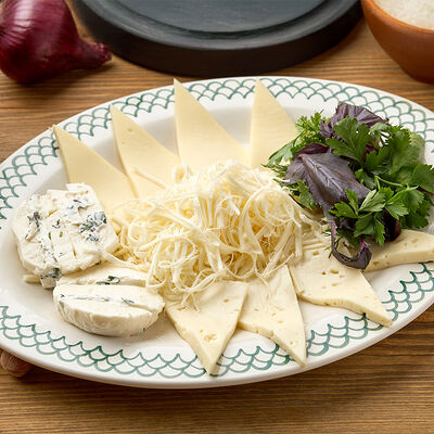 Ассорти грузинских сыров в Шави ломи по цене 1750 ₽