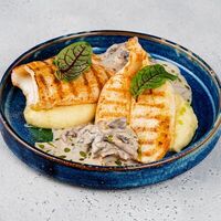 Кальмары гриль в сливочно-грибном соусев Табаско