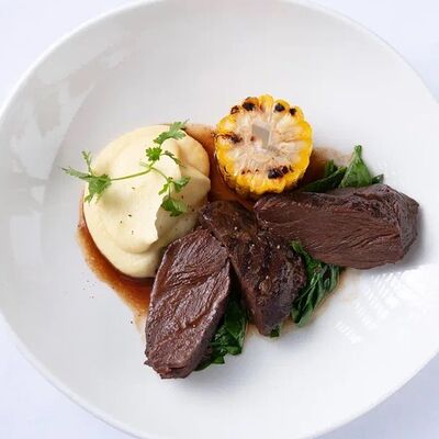 Телячьи щечки с пюре из кукурузы и картофеляв Страна которой нет по цене 1800 ₽