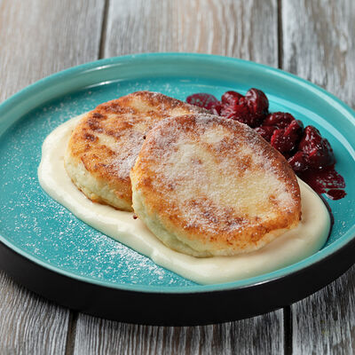 Творожные сырники с пьяной вишней в Кофейня на Остоженке по цене 850 ₽