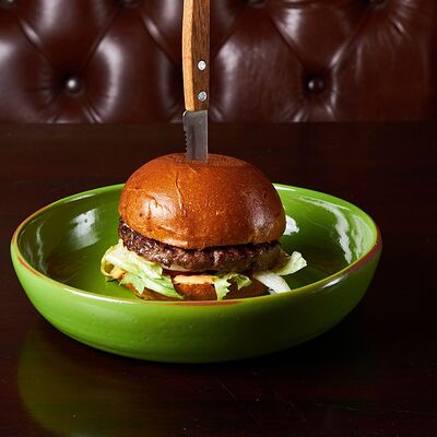 Бургер классический в Lions Head по цене 890 ₽