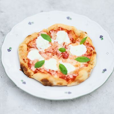 Мини-пицца с томатами и двумя видами сырав Август бистро по цене 320 ₽