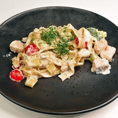 Паста с лососем и брокколив Клевая блиновая по цене 590 ₽