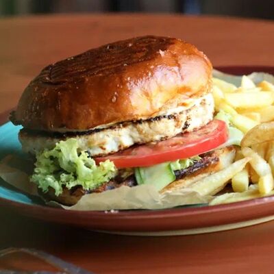 Бургер с куриной котлетой в Мука по цене 650 ₽
