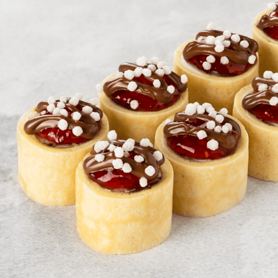 Сладкий ролл с вишней и с шоколадной пастой в Японский домик по цене 593 ₽