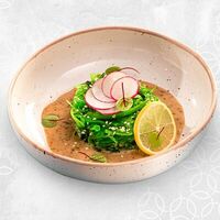 Чука салат с ореховым соусом в Река Море