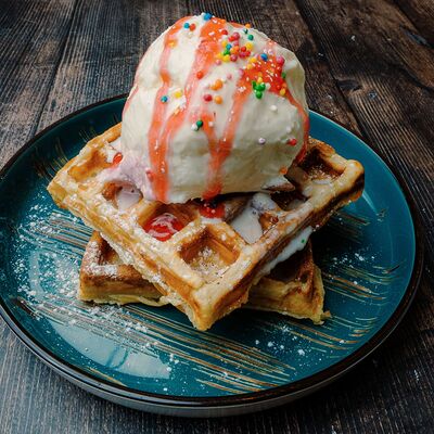 Венские вафли с мороженым и джемом в Вкус кафе по цене 379 ₽