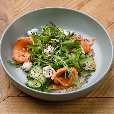 Салат с лососемв Debaton по цене 1005 ₽