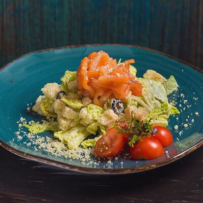 Цезарь со слабосоленой сёмгойв Длинный нос по цене 840 ₽