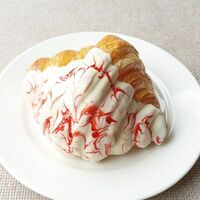Круассан клубничный в Моне