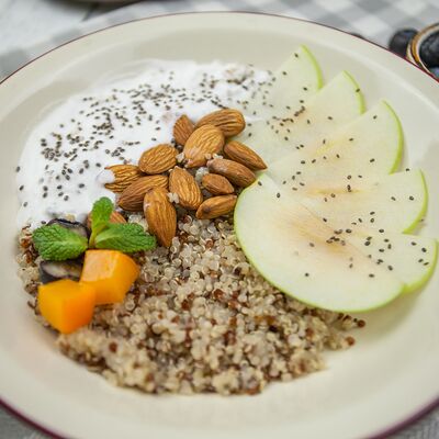 Каша из киноа с яблоком и миндалем в Eat fresh по цене 290 ₽