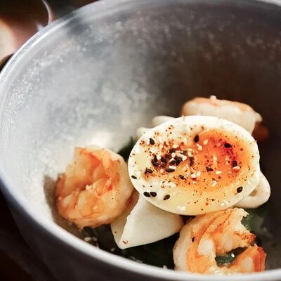 Азиатская окрошка на айране и мацони с креветками и кальмаром в More More по цене 730