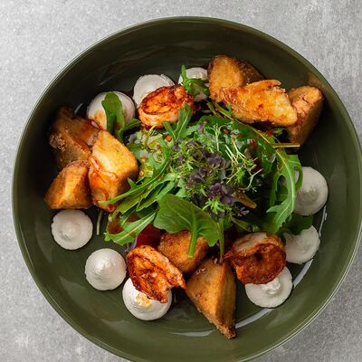 Теплый салат с баклажаном и креветками в Hive по цене 890 ₽