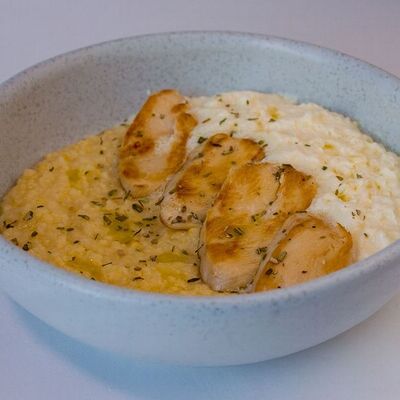 Пшённая каша с куриным филе и кремом из пармезана в Овсянка по цене 500 ₽