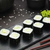 Классический ролл с авокадо в OMAKASE SUSHI ROLLS