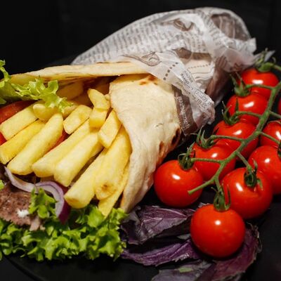 Гирос с курицей в Мангал Кебаб по цене 570 ₽